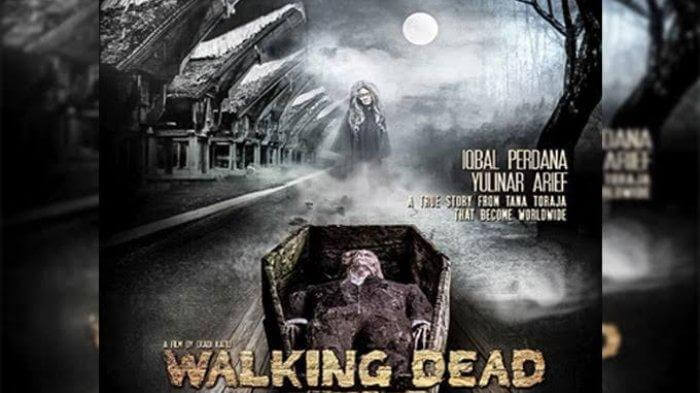 Poster film Walking Dead Tomate dengan latar belakang rumah adat Toraja